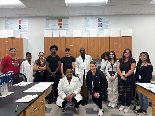 Port St. Lucie Biomedical students recently engaged in a valuable hands-on learning experience at Keiser University, collaborating with Dr. Weir and his dedicated team. 
