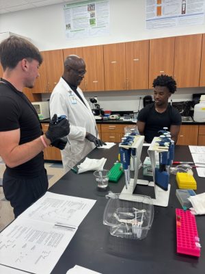 Port St. Lucie Biomedical students recently engaged in a valuable hands-on learning experience at Keiser University, collaborating with Dr. Weir and his dedicated team. 