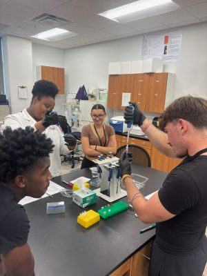 Port St. Lucie Biomedical students recently engaged in a valuable hands-on learning experience at Keiser University, collaborating with Dr. Weir and his dedicated team. 
