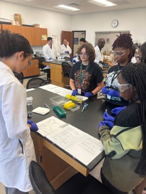 Port St. Lucie Biomedical students recently engaged in a valuable hands-on learning experience at Keiser University, collaborating with Dr. Weir and his dedicated team. 