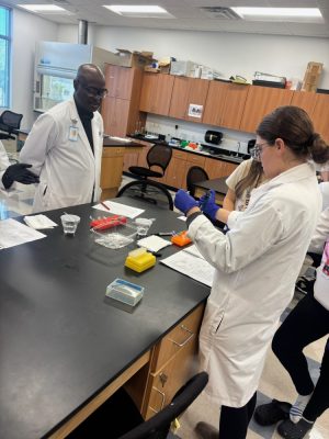Port St. Lucie Biomedical students recently engaged in a valuable hands-on learning experience at Keiser University, collaborating with Dr. Weir and his dedicated team. 