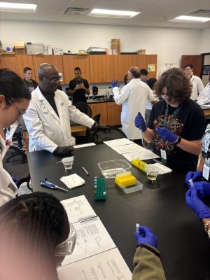 Port St. Lucie Biomedical students recently engaged in a valuable hands-on learning experience at Keiser University, collaborating with Dr. Weir and his dedicated team. 