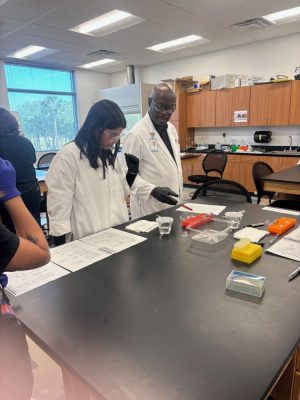 Port St. Lucie Biomedical students recently engaged in a valuable hands-on learning experience at Keiser University, collaborating with Dr. Weir and his dedicated team. 