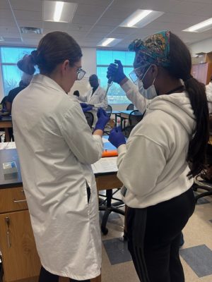 Port St. Lucie Biomedical students recently engaged in a valuable hands-on learning experience at Keiser University, collaborating with Dr. Weir and his dedicated team. 